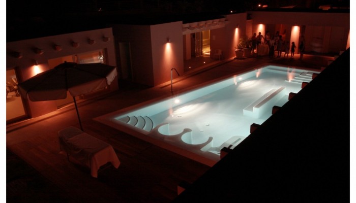 Free Beach Club piscina di notte