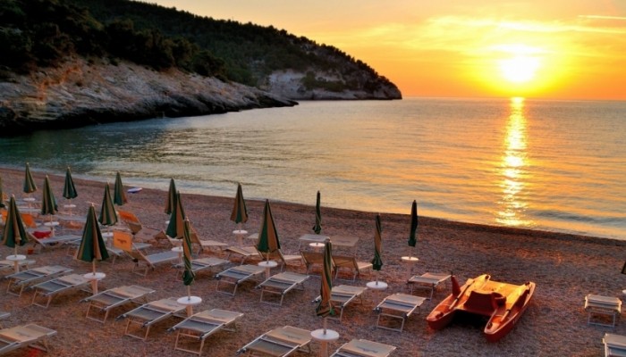 Pugnochiuso resort spiaggia al tramonto