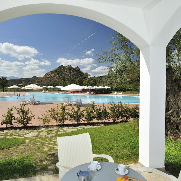 Torre Navarrese Resort vista piscina